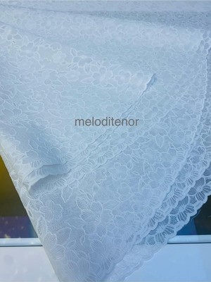 Die Grup Güpür Dantel Görünümlü Kendinden Desenli Lüks Pvc Yuvarlak Muşamba Masa Örtüsü 152 cm Beyaz 150 x 150