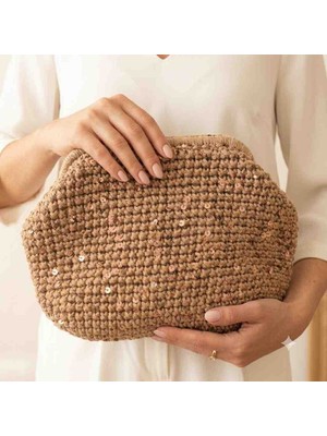 Hobicium Bej Soft Rafya Örgü Pul Detaylı Portföy Kadın El Çantası - 29X18 cm