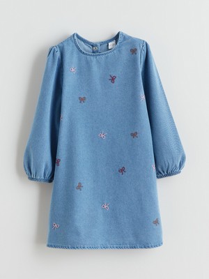 LC Waikiki Lcw Kids Indigo Bisiklet Yaka Fiyonk Nakışlı Kız Çocuk Jean Elbise