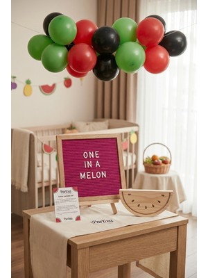 Partixa Karpuz Temalı 1 Yaş Doğum Günü Süsleme Mini Set Koyu Fuşya Keçe Yazı Panosu Standlı Balon Zincirli Meyve Konsepti