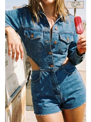 Fashion Cocktail Yanları Kesik Tasarım Uzun Kol Beli Açık Gömlek Yakalı Yırtık Paça Düğmeli Ceket Görünümlü Cut Out Pencereli Oymalı Mavi Kot Mini Tulum