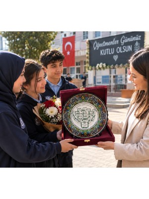 Hatyazan Öğretmenler Günü Hediyesi Hayat Ağacı Motivli Kişiye Özel El Yapımı Kütahya Çini Tabak – Bordo Kadife Kutulu Sınıf Anı Plaketi