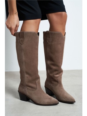 Nişantaşı Shoes Utah Koyu Bej Süet Deri Sivri Burun Kadın Topuklu Dallas Çizme