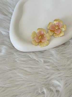 Revoia Pembe Detaylı Gold Çiçek Küpe