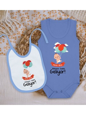 Bk Kids Kişiye Özel Mekanın Sahibi Geliyor Tasarımlı Mavi %100 Pamuklu Askılı Sıfır Kol Bebek Body Zıbın ve Mama Önlüğü Hediye Seti
