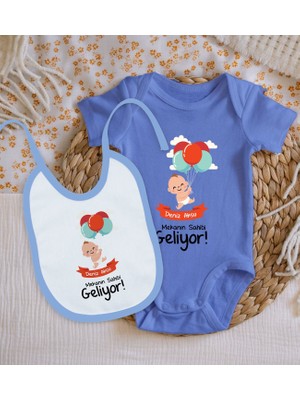 Bk Kids Kişiye Özel Mekanın Sahibi Geliyor Tasarımlı Mavi %100 Pamuklu Kısa Kol Bebek Body Zıbın ve Mama Önlüğü Hediye Seti