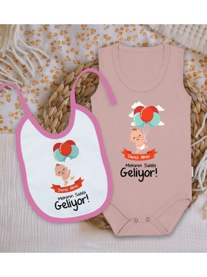 Bk Kids Kişiye Özel Mekanın Sahibi Geliyor Tasarımlı Pembe %100 Pamuklu Askılı Sıfır Kol Bebek Body Zıbın ve Mama Önlüğü Hediye Seti