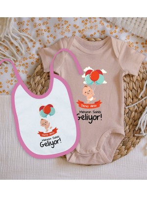 Bk Kids Kişiye Özel Mekanın Sahibi Geliyor Tasarımlı Pembe %100 Pamuklu Kısa Kol Bebek Body Zıbın ve Mama Önlüğü Hediye Seti