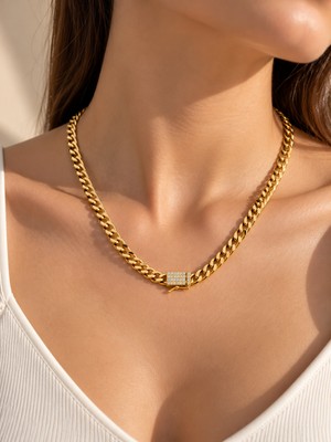 Milano Beautys Gold Renk Kalın Zincir Kolye – Taş Detaylı Kilit Tasarımlı Kadın Boyun Kolyesi
