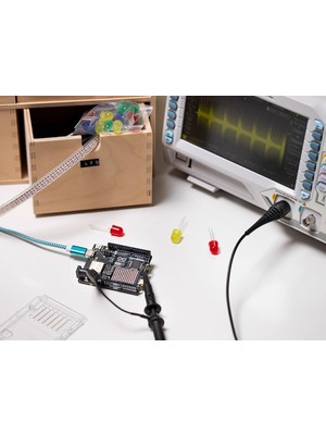 Uno R4 Wifi [ABX00087] – Renesas RA4M1 + ESP32-S3, Wi-Fi, Bluetooth, Usb-C, Can, 12-Bit Dac, Op Amp, Qwiic Connector, Gelişmiş Iot ve Gömülü Projeler Için 12X8 LED Matrisi