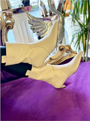 Purple Shoes Kadın Bej Deri Kroko Desen Kısa Topuklu Bot
