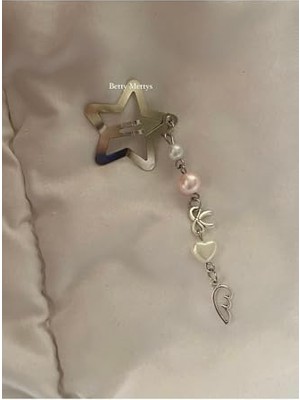 Melek Kanatlı, Charm Detaylı Fiyonklu Yıldız Toka