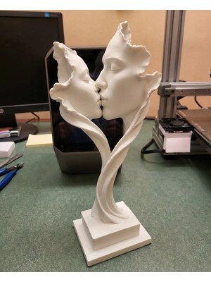 TeknoKapsül 3D Baskı Öpüşen Çift Heykeli Çiçek Yapraklı Soyut Aşk Heykeli Masaüstü Dekoratif Obje Beyaz