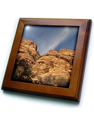 Defne Store FT_48011_1 A White Cloud Teilt Diesen Chunk Of Red Rock At Red Rock Canyon In Nevada, 20,3 x 20,3 Cm, Usa Gerahmte Fliesen