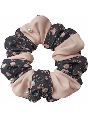 Lastik Toka, Incili Çiçekli – Çiçek Desenli Kumaş Scrunchie, Şık ve Yumuşak Saç Tokası (Pembe)