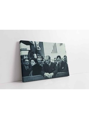 Ceylan Adam Atatürk Fabrika Önünde Gösteri Izlerken Kanvas Tablo 40 x 60 cm KA02059