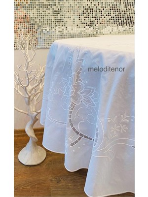 Gy Atelier Işleme Dantel Görünümlü Dökümlü Kaymaz Yuvarlak Pvc Muşamba Masa Örtüsü Beyaz Çiçekli 155X155 cm