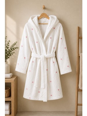 Denissly Kalp Nakışlı Micro Cotton Kadın Mini Bornoz – Kapüşonlu, Gizli Cepli, Beyaz