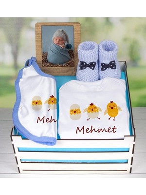 Odea Tr Ahşap Sandıkta Kişiye Özel Zıbın Önlük Fotoğraf Çerçevesi ve Patik Bebek Hediye Seti, 109406