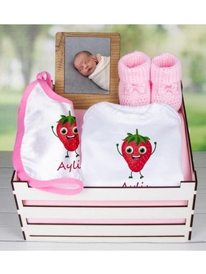 Odea Tr Ahşap Sandıkta Kişiye Özel Zıbın Önlük Fotoğraf Çerçevesi ve Patik Bebek Hediye Seti, 109417