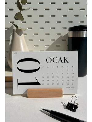 Msticker 2027 Tipografik Masa Takvimi | Siyah Beyaz Minimal Tasarım | Ahşap Standlı Modern Takvim