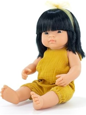 Rafta Baby Doll Asyalı Kız 15´´ Inç Kutuda. Ispanya'da Vanilya Kokusu ile Üretilmiştir. Anatomik Olarak Doğru. Arkadaşlarım ve Ben Koleksiyonu