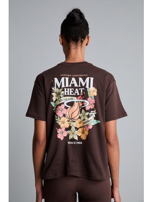 Rafta DEFACTO%100 Pamuk Nba Miami Heat Lisanslı Oversize Baskılı Kısa Kollu Kahverengi Tişört G9465AX26SM