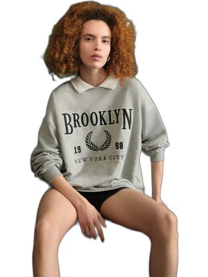 Rafta Nakışlı Bebe Yaka Sweatshirt Gri