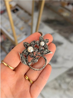 LinAlya Jewelry Çiçek Model Siyah Inci ve Taş Detaylı Broş
