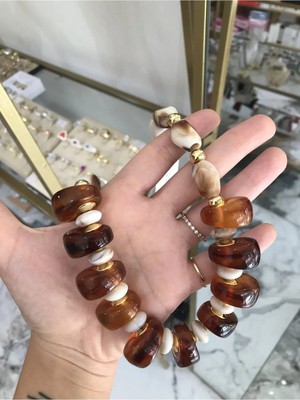 LinAlya Jewelry Cam Boncuk Model Gol Detaylı Kahverengi Iri Kolye