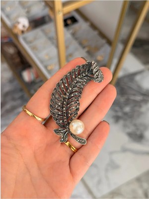 LinAlya Jewelry Yaprak Model Siyah Inci ve Taş Detaylı Broş