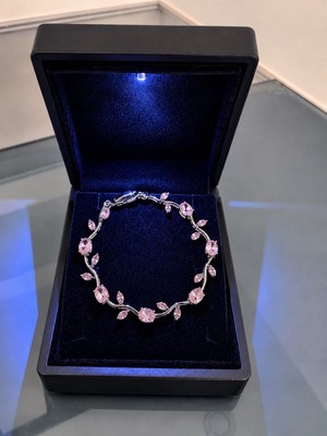 Gözde Aksesuarım Işıklı Kutuda Pembe Lale Bileklik Çelik