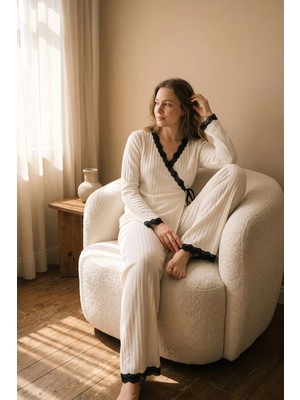 Bella Notte Siyah Dantel ve Bağlama Detaylı Kruvaze Kadın Pijama Takımı