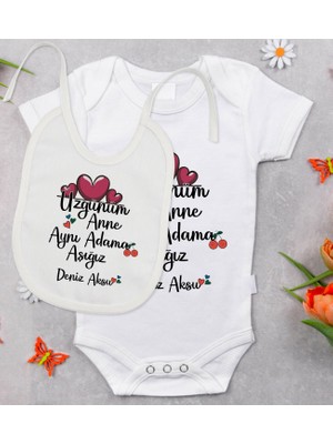 BK Gift Bk Kids Kişiye Özel Aynı Adama Aşığız Tasarımlı Bebek Body Zıbın ve Mama Önlüğü Hediye Seti - Model 1 12-18 Ay