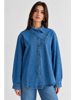 Mevese Kadın Asimetrik Yaka Çapraz Düğmeli Oversize Denim Ceket Gömlek - Açık Mavi