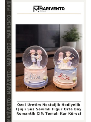 Özel Üretim Nostaljik Hediyelik Işıqlı Süs Sevimli Figür Orta Boy Romantik Çift Temalı Kar Küresi