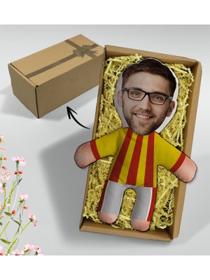 Bk Gift Hediye Kutusunda Kişiye Özel Fotoğraflı Sarı Kırmızı Futbolcu Bebek Yastık-1, Arkadaşa Hediye, Sevgiliye Hediye, Doğum Günü Hediyesi