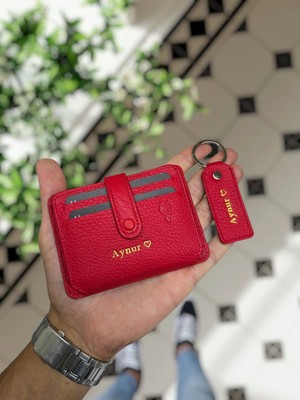 Visso Leather Visso 8600 Hakiki Deri Çıtçıtlı Akordeon Kartlık Kimlik ve Kağıt Para Bölmeli Kişiye Isme Özel Bay Bayan Model ve Anahtarlık Kırmızı Renk