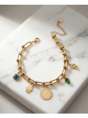 Triya Wear Studio Triya Studio Gold Şans Charm Kadın Bileklik – Atatürk Madalyonlu Fatma Ana Eli & Yeşil Taşlı 316L Çelik Lüks Bileklik