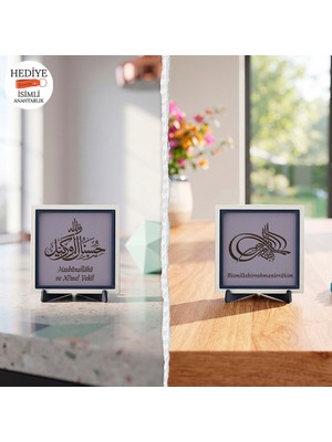 Miaju Besmele-I Şerifin Özgün Yazı Kompozisyonu ve Özgün Hat Sanatlı Hasbunallahu ve Nimel Vekil Yazılı Motif Masaüstü Objesi (Minyatür) 10X10 cm