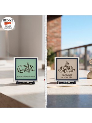 Miaju Akıcı Çizgilerle Şekillendirilmiş Arapça Besmele ve Hüsn-I Hat Hasbunallahu ve Nimel Vekil Yazılı Masaüstü Objesi (Mini) 10X10 cm