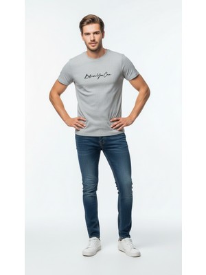 Modanı Seç Erkek Minimal Imza Baskılı Slim Fit Günlük T-Shirt