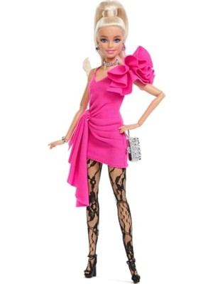Rafta Klasik Barbie Tarzında Bebek: Pembe Elbise ve Aksesuar Seti