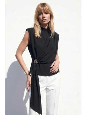 Sateen Kuşak Detaylı Aksesuarlı Bluz Siyah