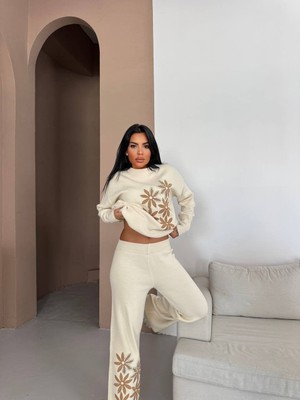 Eskc Trend Moda Çiçek Motifli Triko Takım – Yumuşak Dokulu ve Şık Tasarım - Bej