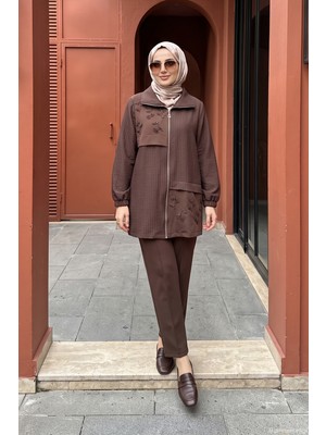 Lale Butik Önü Fermuarlı ve Boncuk Detaylı Pantolonlu Takım 14541 Kahverengi