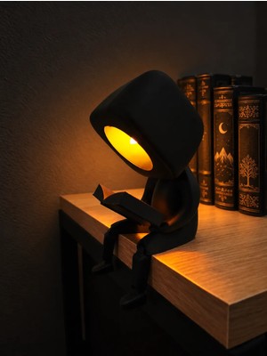 Decorius Minik Okuma Arkadaşı - Dekoratif Kitap Okuyan Robot LED Gece Lambası | Modern Masaüstü Aydınlatma ve Kitaplık Raf Dekoru | Çocuk Odası, Ofis ve Yatak Odası İçin Şık Hediye