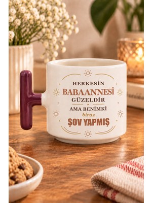 Mor Mürekkep Herkesin Babaannesi Güzeldir Ama Benimki Biraz Şov Yapmış Baskılı T Kupa