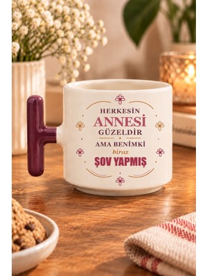 Mor Mürekkep Herkesin Annesi Güzeldir Ama Benimki Biraz Şov Yapmış Baskılı T Kupa