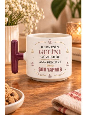 Mor Mürekkep Herkesin Gelini Güzeldir Ama Benimki Biraz Şov Yapmış Baskılı T Kupa